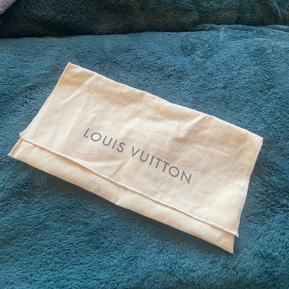 Louis Vuitton - Picture 5 of 5